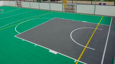 Boisko wielofunkcyjne - jak połączyć koszykówkę, siatkówkę i pickleball na jednej nawierzchni